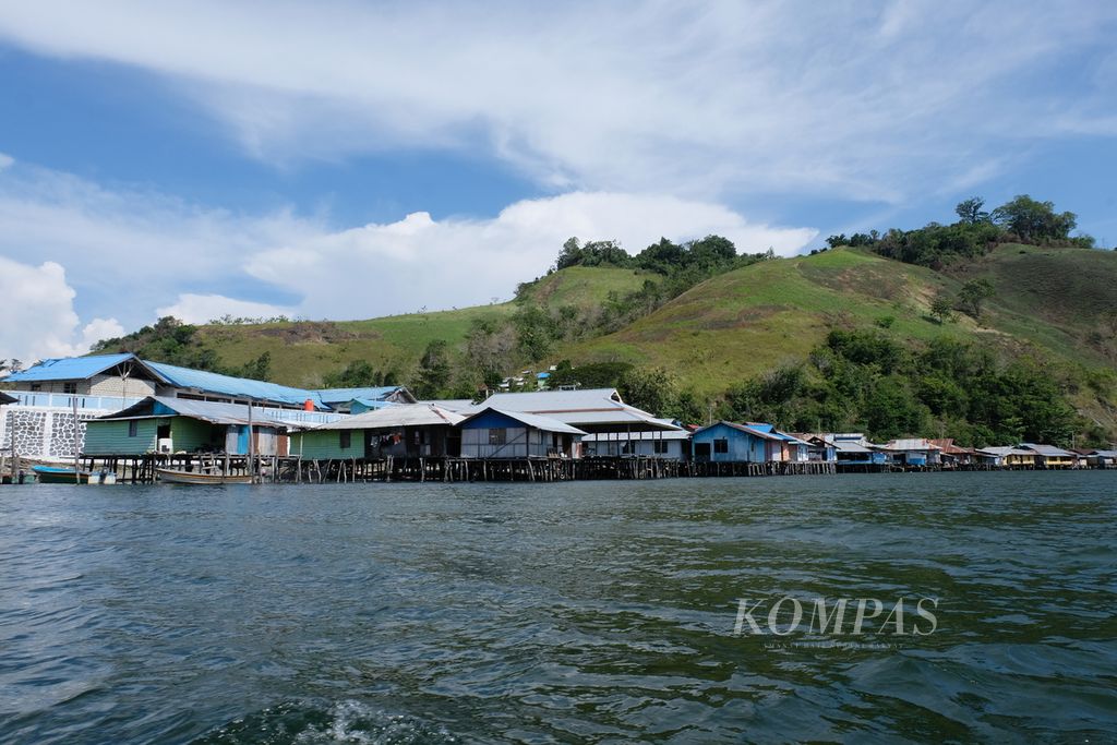 Suasana Kampung Ayapo, Distrik Sentani Timur, Kabupaten Jayapura, Papua, pada Rabu (30/8/2023).  Kampung di pesisir Danau Sentani itu hanya mempunyai satu PAUD dan jadi pilar mengajarkan anak untuk membaca, menulis, dan menghitung.