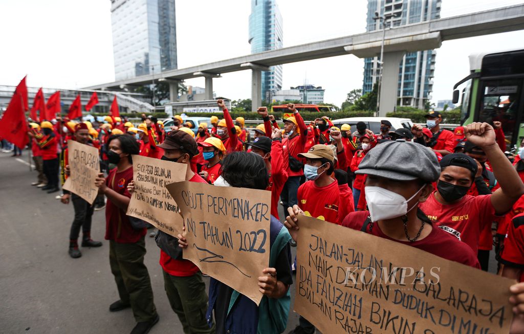 Massa buruh dari Kongres Aliansi Serikat Buruh Indonesia (KASBI) berunjuk rasa di depan Kantor Kementerian Ketenagakerjaan (Kemnaker), Jakarta, Rabu (23/2/2022). Mereka menuntut pencabutan Permenaker Nomor 2 Tahun 2022 tentang Tata Cara dan Persyaratan Pembayaran Manfaat Jaminan Hari Tua (JHT).