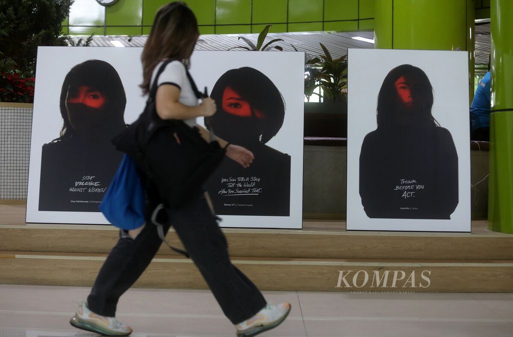 Calon penumpang melintas di depan foto-foto perempuan aktivis yang menyuarakan kampanye antikekerasan terhadap perempuan di Stasiun Gambir, Jakarta, Senin (12/12/2022). PT KAI Daop 1 Jakarta bersama Suara Hati Perempuan Foundation menyelenggarakan pameran karya seni dalam rangka memperingati Kampanye Internasional 16 Hari Anti-Kekerasan terhadap Perempuan budaya.
