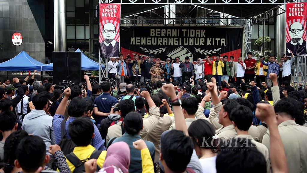 https://assetd.kompas.id/wboO0mWeOCEs1VJ-uxAA0rDYguY=/1024x576/filters:watermark(https://cdn-content.kompas.id/umum/kompas_main_logo.png,-16p,-13p,0)/https%3A%2F%2Fkompas.id%2Fwp-content%2Fuploads%2F2019%2F04%2F201904011_NOVEL_D_web_1554982264.jpg