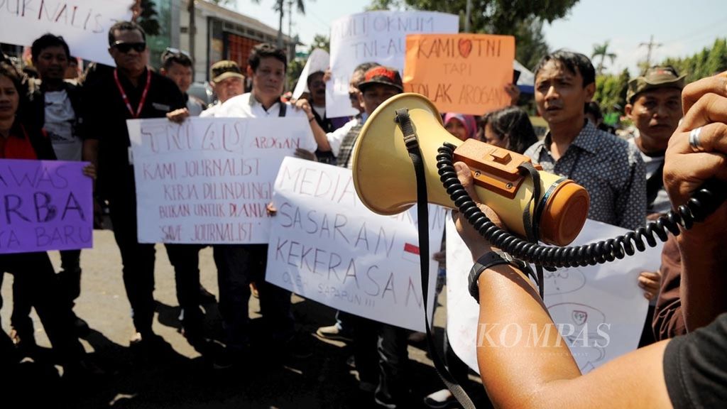 Jurnalis dari media televisi, cetak, dan daring menggelar aksi solidaritas menolak kekerasan terhadap profesi wartawan di Jalan Pahlawan, Kota Semarang, Jawa Tengah, Kamis (18/8). Aksi tersebut sebagai bentuk dukungan antikekerasan terhadap jurnalis yang dilakukan aparat negara.