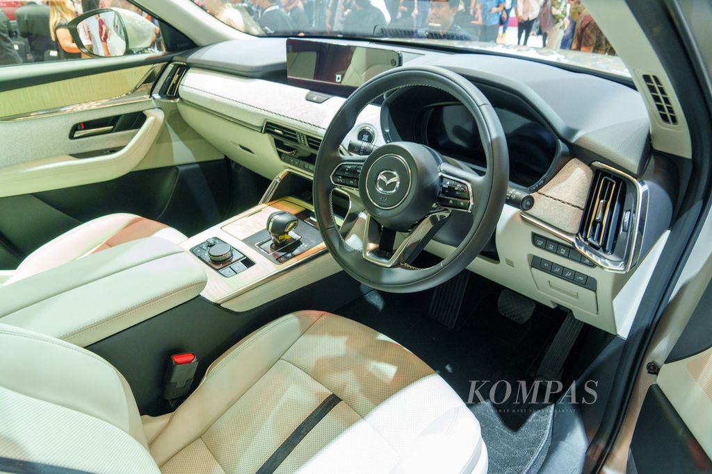 Kabin kemudi Mazda CX-60 pada pameran Gaikindo Indonesia International Auto Show (GIIAS) 2023, Kamis (10/8/2023).