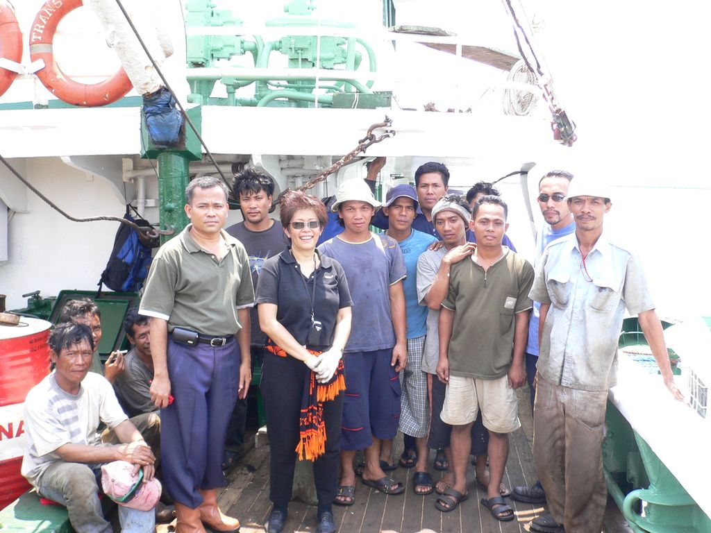 Esther Satyono, Komisaris dan Pendiri PT Ocean Mitramas, bersama anak buah kapal di atas kapal perikanan.