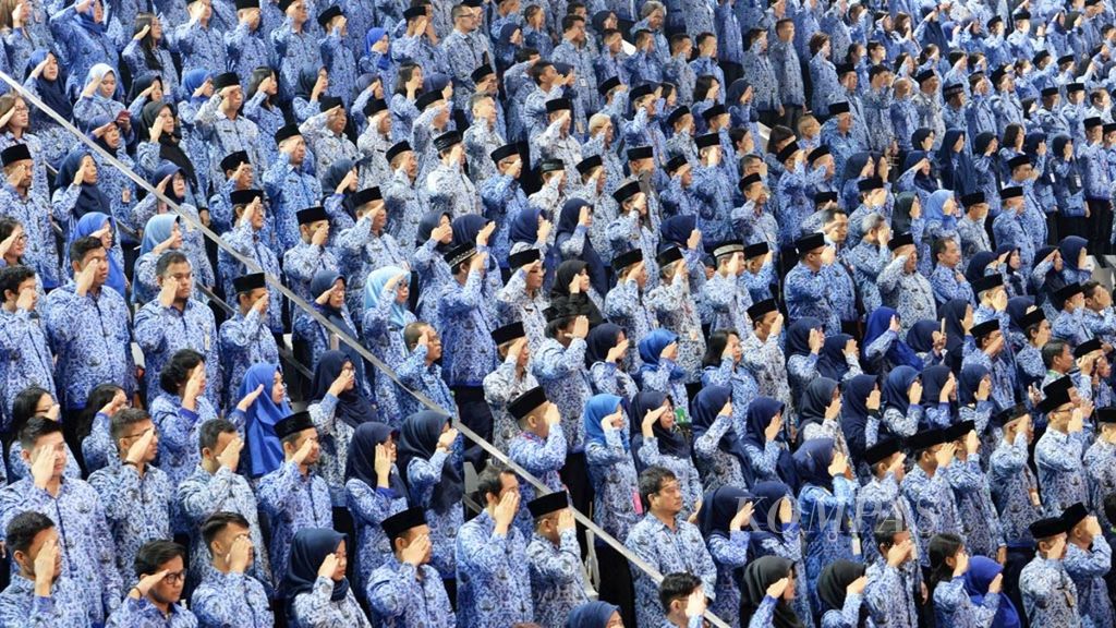 Para aparatur sipil negara mengikuti upacara Hari Ulang Tahun Ke-47 Korps Pegawai Republik Indonesia di Istora Senayan, Jakarta, Kamis (29/11/2018). 