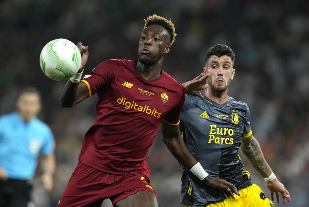 Pemain AS Roma Tammy Abraham (kiri) berebut bola dengan pemain Feyenoord Marcos Senesi pada laga final Liga Konferensi Eropa di Stadion Air Albania, Tirana, Albania, Rabu (25/5/2022). Roma menang 1-0 pada laga itu.