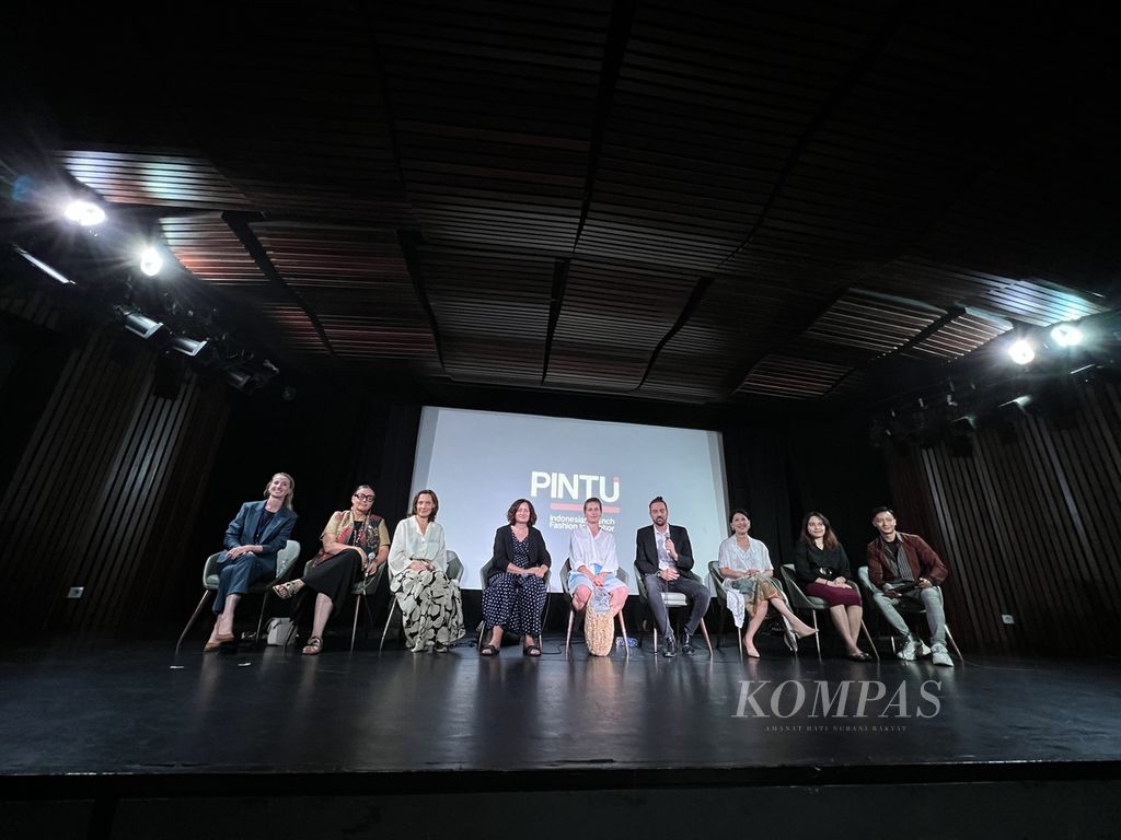 Lokakarya Gambaran Industri Mode Setelah Pandemi dan Potensi Indonesia di Mata Pelaku Internasional di Auditorium IFI, Jakarta, Selasa (25/7/2023). Hadir dalam acara itu (dari kiri) Atase Kebudayaan Kedubes Perancis untuk Indonesia Charlotte Esnou, Director of Premiere Classe Paris Trade Show Sylvie Pourrat, Founder of Marinho Paris Veronique Marinho, Consulting Strategy Commercial at Mossi Officiel Christelle Languillat, Sales Director at Printemps Haussmann Julie Charvy, Regional Manager for Western Europe at The Woolmark Company Damien Pommeret, dan Co-Initiator PINTU Incubator, Founder of LAKON Indonesia Thresia Mareta.