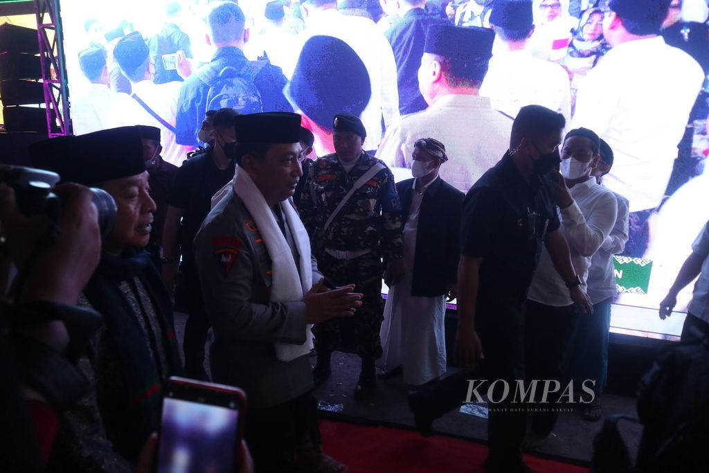 Kepala Polri Jenderal (Pol) Listyo Sigit Prabowo (selendang putih) menghadiri acara Doa Polri untuk Negeri, Pesantren Kawal NKRI dalam rangka Haul Almarhumin, Sesepuh, dan Warga Pondok Buntet Pesantren di Pondok Buntet Pesantren, Kabupaten Cirebon, Jawa Barat, Selasa (26/7/2022).
