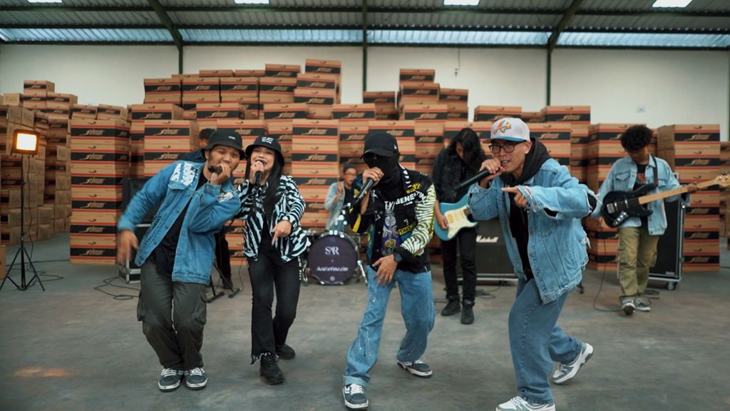 SAR x Asep Balon (memakai topeng).