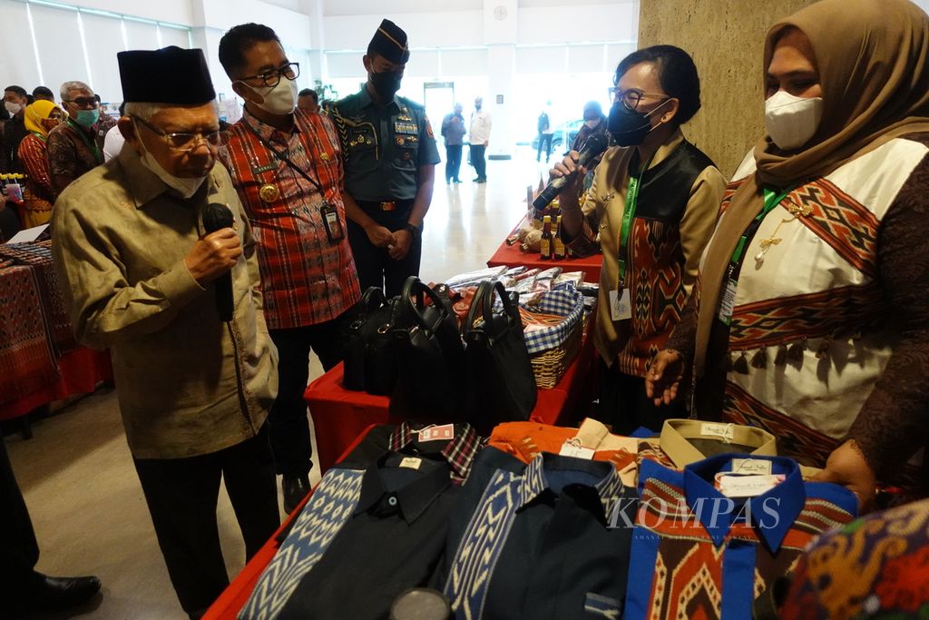 Wakil Presiden Ma'ruf Amin saat meninjau stan pelaku usaha mikro, kecil, dan menengah di Sulawesi Barat. Hal ini dilakukan Wapres Amin seusai memimpin Rapat Koordinasi Percepatan Penurunan Stunting di Sulawesi Barat di Mamuju, Provinsi Sulawesi Barat, Kamis (23/2/2023).