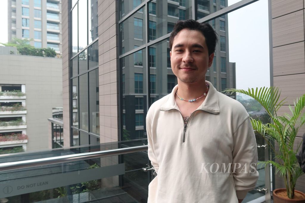 Aktor Jerome Kurnia saat ditemui seusai konferensi pers film <i>Rahasia Rasa</i> (2024) dari rumah produksi Anak Muda Jago, di Jakarta, Jumat (10/11/2023).