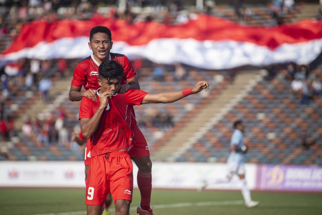 Pemain Timnas Indonesia U-22 Ramadhan Sananta (kiri) dan Fajar Fathur Rachman (kanan) merayakan gol usai membobol gawang Timnas Myanmar saat pertandingan Grup A Sepak Bola SEA Games 2023 di National Olympic Stadium, Phnom Penh, Kamboja, Kamis (4/5/2023). Timnas Indonesia menang atas Myanmar dengan skor 5-0.