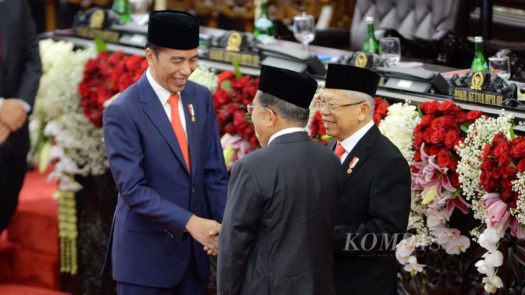 https://assetd.kompas.id/wqu7hM6H5fdE80rURAO3vH_e6yU=/1024x576/filters:watermark(https://cdn-content.kompas.id/umum/kompas_main_logo.png,-16p,-13p,0)/https%3A%2F%2Fkompas.id%2Fwp-content%2Fuploads%2F2019%2F10%2F20191021_ENGLISH-FICER-ORANG-ORANG-YANG-DI-PANGGIL-KE-ISTANA_A_web_1571670464.jpg