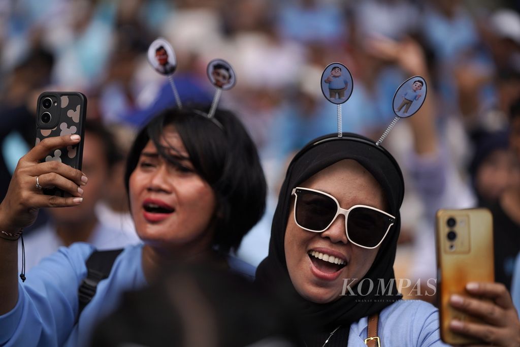 Pendukung capres-cawapres nomor urut 2, Prabowo Subianto-Gibran Rakabuming Raka, memeriahkan kampanye rapat terbuka Pesta Rakyat Untuk Indonesia Maju di kawasan Stadion Utama Gelora Bung Karno, Jakarta, Sabtu (10/2/2024). 