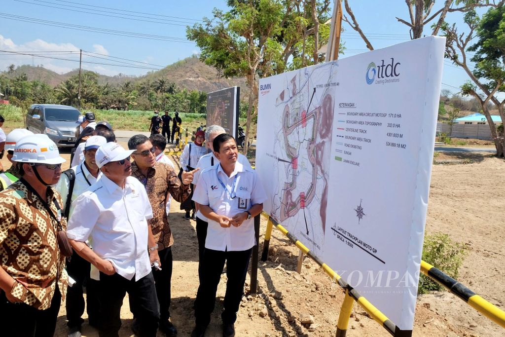 Menteri Pariwisata Arief Yahya (dua dari kiri) didampingi Direktur Utama PT Pengembangan Pariwisata Indonesia (Persero) atau Indonesia Tourism Development Corporation (ITDC) Abdulbar M Mansoer (tiga dari kiri), mendengar penjelasan Direktur Konstruksi dan Operasi Ngurah Wirawan (paling kanan) terkait pembangunan Sirkuit MotoGP di Kawasan Ekonomi Khusus Mandalika, Kuta, Pujut, Lombok Tengah, Nusa Tenggara Barat, Kamis (10/10/2019). Menurut ITDC selaku pengelola KEK Mandalika, hingga saat ini pekerjaan tanah (ground work) sirkuit telah mencapai 30 persen yang meliputi landclearing, penggalian lahan, dan pamagaran lahan. Pengaspalan akan dimulai pada Desember mendatang.