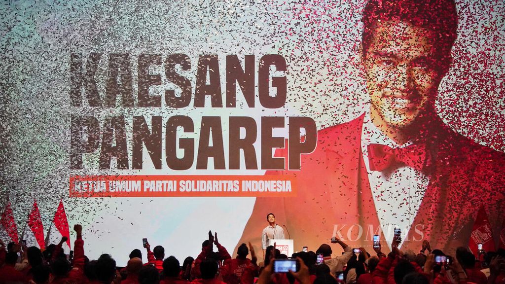 Suasana sambutan para kader setelah Ketua Umum Partai Solidaritas Indonesia (PSI) terpilih Kaesang Pangarep menyampaikan pidato politiknya yang pertama setelah diangkat sebagai Ketua Umum PSI pada acara Kopi Darat Nasional : Deklarasi Politik PSI di Ballroom Djakarta Theater, Jakarta, Senin (25/9/2023). 