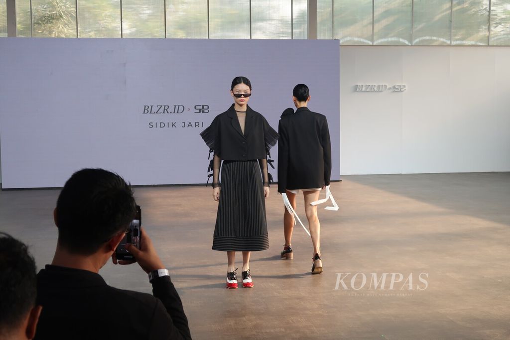 BLZR.ID (dibaca: blei.zer.ai.id) menggandeng Susan Budihardjo untuk menciptakan tampilan profesional yang modern. Tampak suasana "trunk show' bertajuk Sidik Jari yang menyajikan 32 set hasil karya dari kedua jenama di Open Door, Alam Sutera, Tangerang, Banten, Sabtu (16/9/2023).