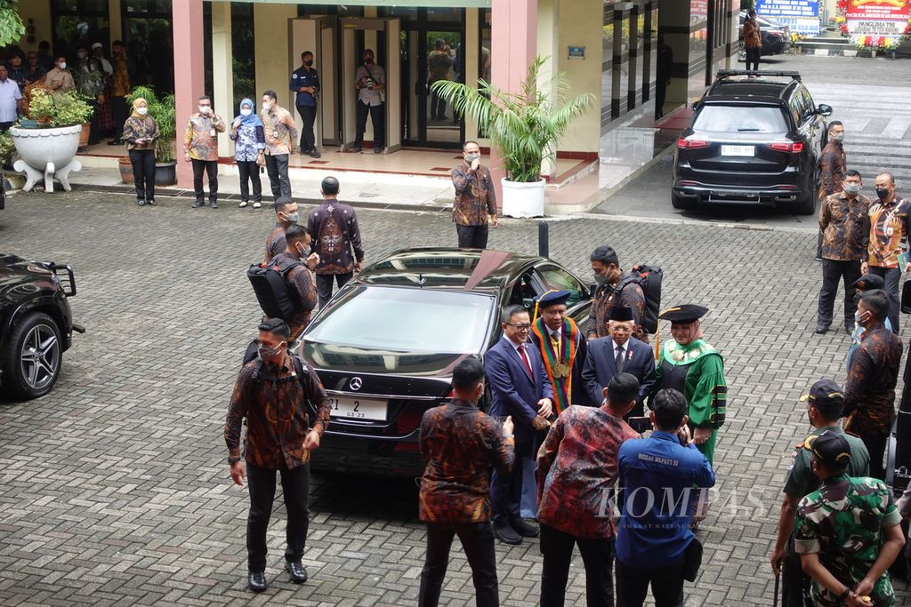 Wakil Presiden Ma'ruf Amin sesaat sebelum memasuki mobil berpelat nomor RI 2 seusai menghadiri Sidang Senat Terbuka Pengukuhan Guru Besar dan Orasi Ilmiah Asrorun Ni’am Sholeh di Universitas Islam Negeri (UIN) Syarif Hidayatullah Jakarta, Jalan I H Juanda Nomor 95, Ciputat Timur, Tangerang Selatan, Banten, Selasa (22/2/2023).