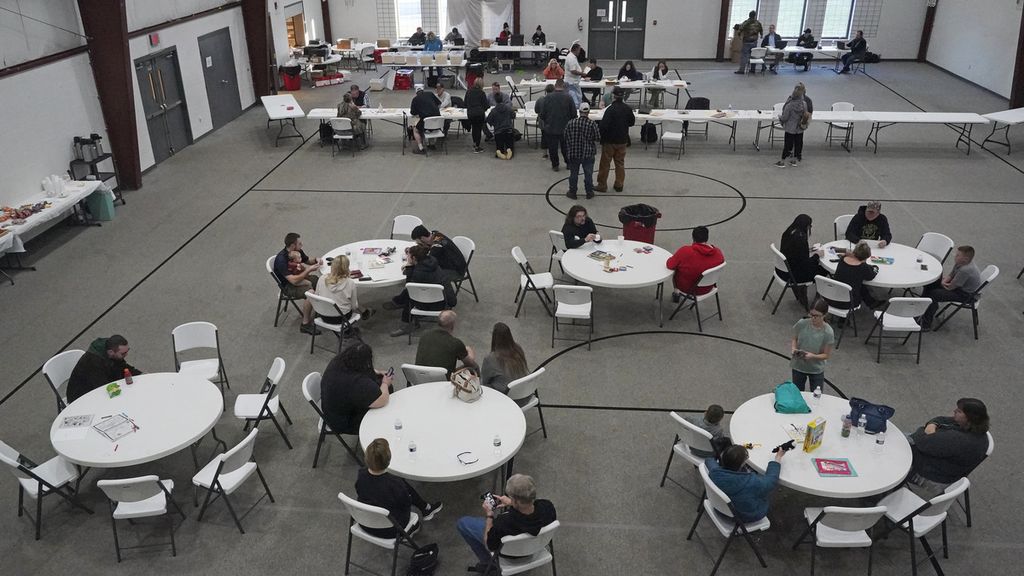 Warga berkumpul di Pusat Bantuan Kereta Norfolk Southern di Abundant Life Fellowship di East Palestine, Ohio. AS, 9 Februari 2023. 