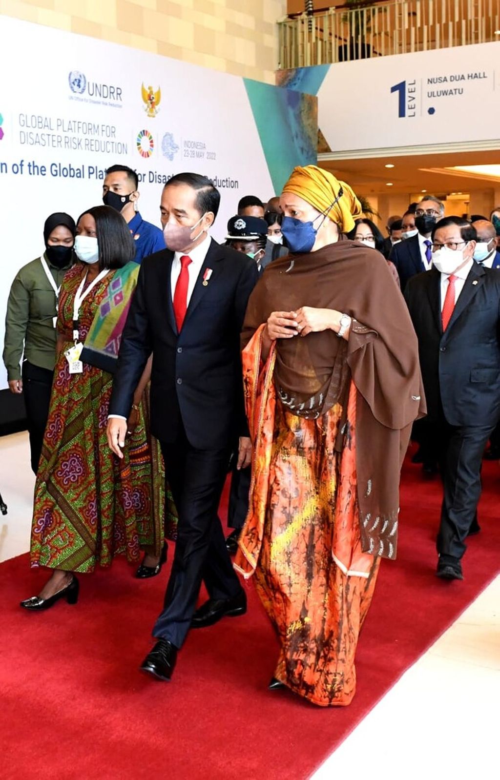 Dokumentasi BNPB menampilkan Presiden RI Joko Widodo (tengah) tiba di Bali Nusa Dua Convention Center, Nusa Dua, Badung, Rabu (25/5/2022), untuk membuka forum pertemuan ke-7 GPDRR 2022. Tampak Presiden Joko Widodo berjalan bersama Deputi Sekretaris Jenderal Perserikatan Bangsa-Bangsa (PBB) Amina Jane Mohammed (kanan).