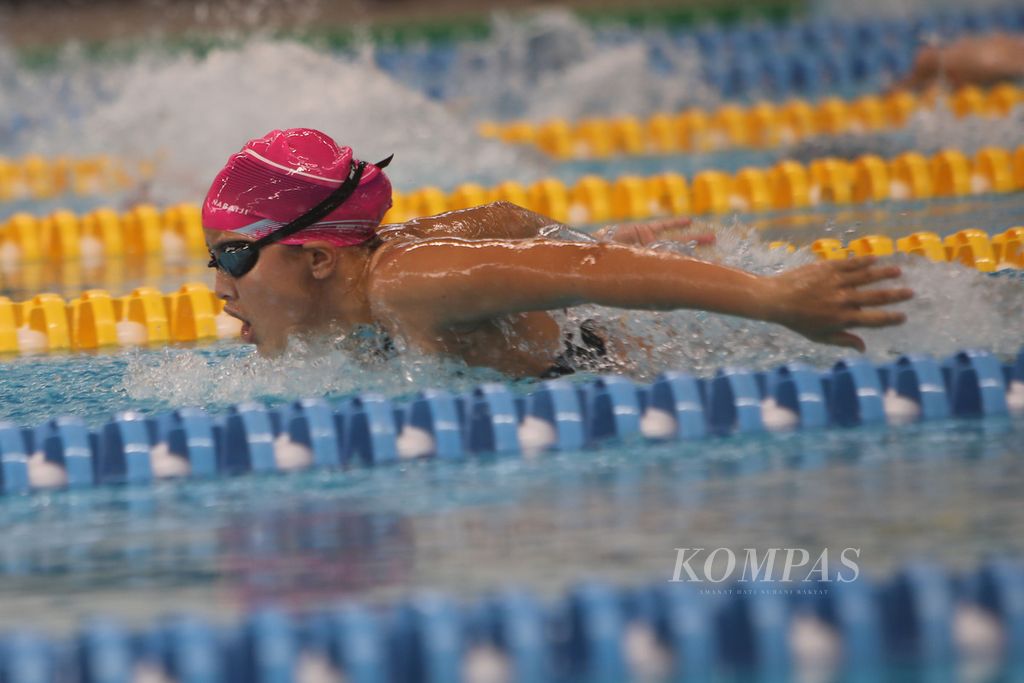 Perenang Bali, Lilly Kartina Beales, bertanding pada nomor 200 meter gaya kupu-kupu putri usia 14-15 tahun dalam Festival (Kejuaraan Nasional) Akuatik Indonesia 2022 di Stadion Akuatik Gelora Bung Karno, Senayan, Jakarta, Kamis (28/7/2022). 