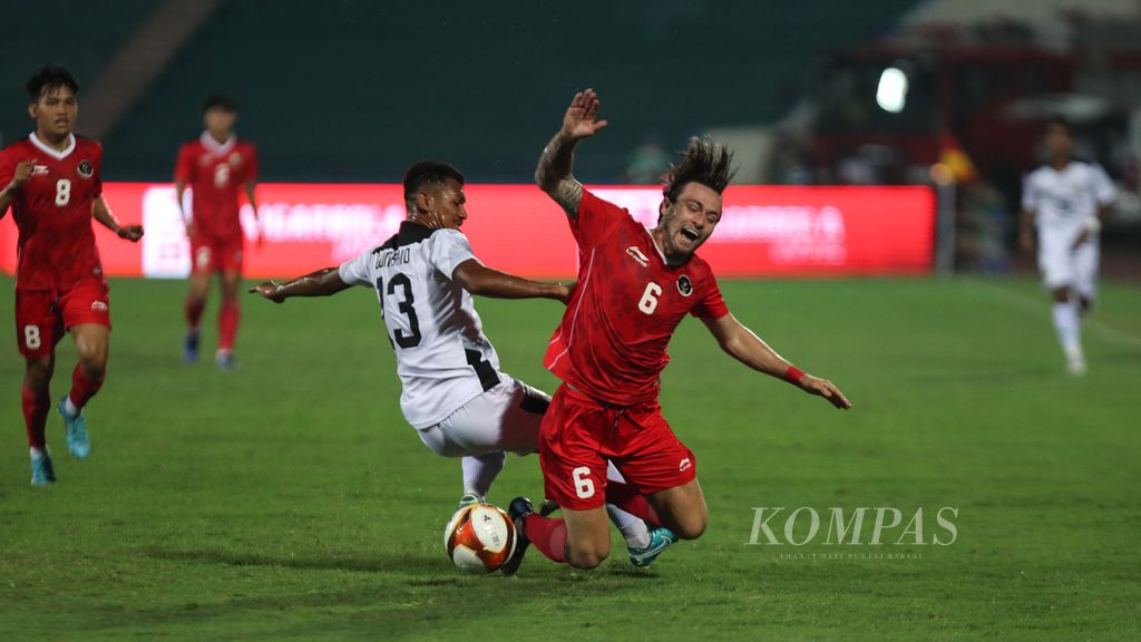  Indonesian national team midfielder Marc Klok (right) is tackled by Timor Leste national team player Gumario Augusto Da Silva (left) in the preliminary round match for the 2021 Vietnam SEA Games football at Viet Tri Stadium, Phu Tho, Vietnam, Tuesday (10/5/2022). Indonesia won over Timor Leste with a score of 4-1.