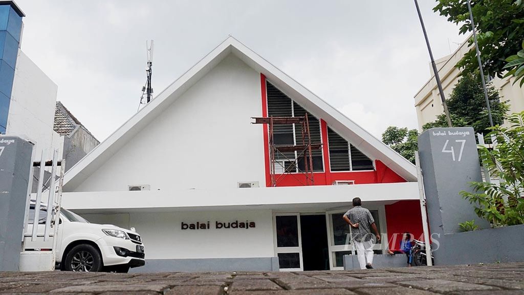 Kondisi Balai Budaya setelah mengalami renovasi kecil, Senin (30/1/2017) di Jalan Gereja Theresia 47, Menteng, Jakarta. Setelah sekian lama tidak jelas menunggu keputusan pemerintah untuk membangun gedung bersejarah ini, pengelola Balai Budaya akhirnya merenovasi gedung tersebut dengan uang seadanya. 