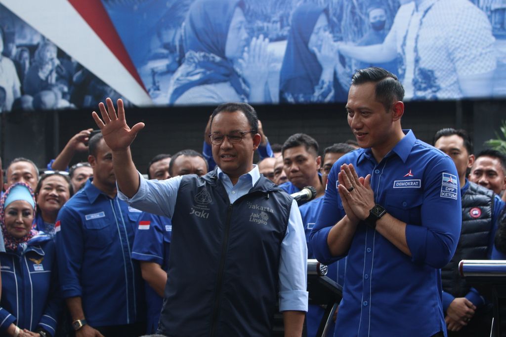 Anies Baswedan melambaikan tangan kepada para sukarelawan setelah menyampaikan pidato di Kantor DPP Partai Demokrat di Kelurahan Pegangsaan, Kecamatan Menteng, Jakarta Pusat, Jumat (7/10/2022).