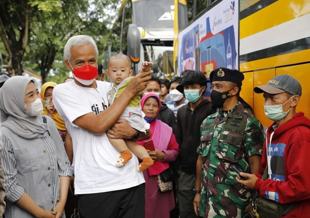Gubernur Jawa Tengah Ganjar Pranowo di sela-sela pelepasan mudik gratis yang diselenggarakan Pemprov Jateng dan Bank Jateng di Taman Mini Indonesia Indah (TMII), Jakarta (28/4/2022).