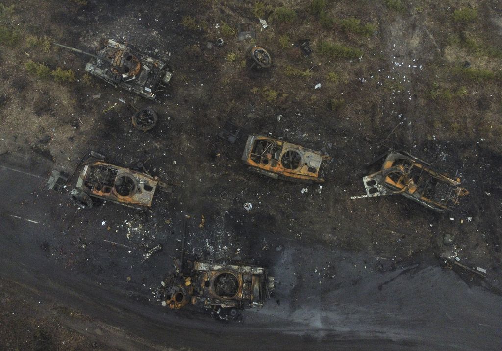 Foto dari atas yang diambil pada Jumat (1/4/2022) memperlihatkan kerusakan tank dan sejumlah kendaraan tempur milik Rusia di pinggiran Ibu Kota Ukraina, Kiev.