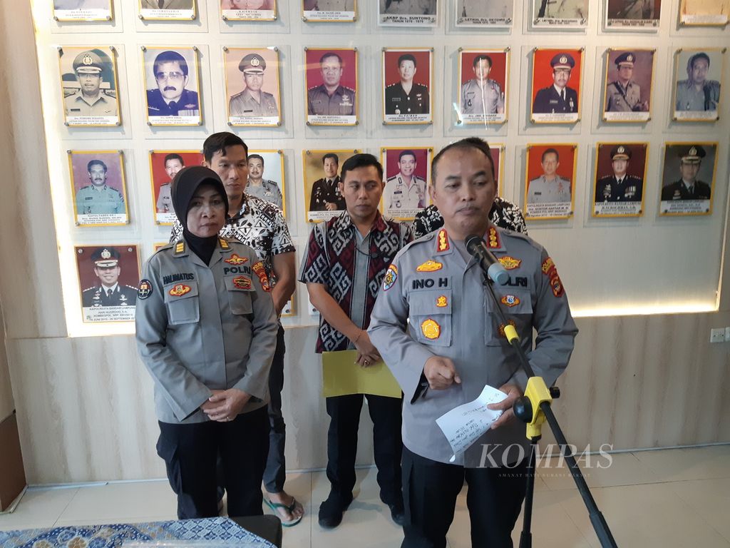 Kepala Kepolisian Resor Kota Bandar Lampung Komisaris Besar Ino Harianto saat ekspos kasus percobaan perampokan Bank Arta Kedaton yang membuat tiga orang tertembak, di Polresta Bandar Lampung, Jumat (17/3/2023).