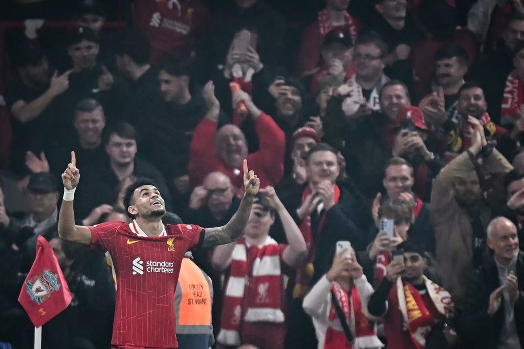Luis Diaz, penyerang Liverpool, merayakan gol ketiganya ke gawang Bayer Leverkusen pada laga Liga Champions, Rabu (6/11/2024) WIB, di Stadion Anfield. Diaz memimpin pencipta gol untuk ”Si Merah” di Eropa.