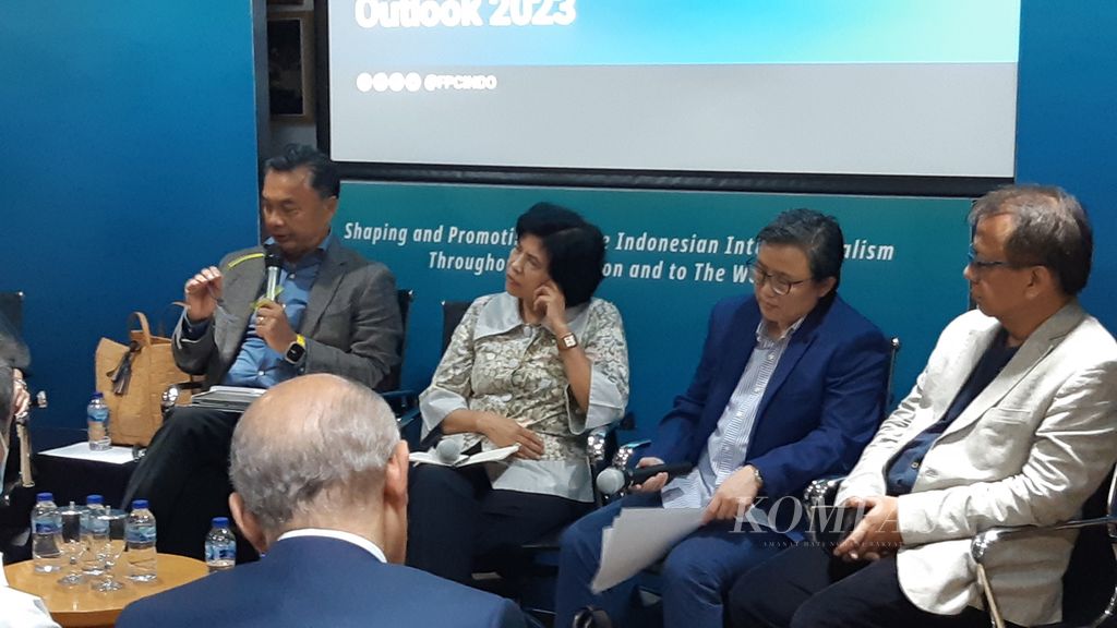 Kiri ke kanan: Ketua dan Pendiri Foreign Policy Community Indonesia (FPCI) Dino Patti Jalal; Profesor Riset Politik Badan Riset dan Inovasi Nasional Dewi Fortuna Anwar; Kepala Departemen Luar Negeri Centre for Strategic and International Studies Lina Alexandra; dan Pemimpin Redaksi <i>The Jakarta Post</i> Endy Bayuni. Mereka menjadi narasumber dalam diskusi mengenai arah politik luar negeri Indonesia tahun 2023 yang diselenggarakan oleh FPCI di Jakarta, Selasa (31/1/2023).