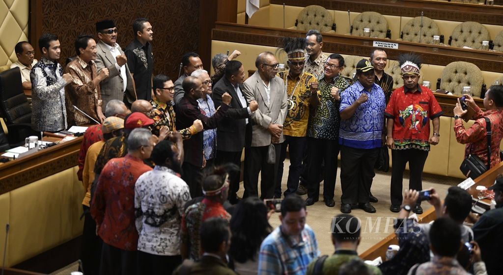 https://assetd.kompas.id/xBWxl0HHrMn-rQogSGIto7P7ElM=/1024x561/filters:watermark(https://cdn-content.kompas.id/umum/kompas_main_logo.png,-16p,-13p,0)/https%3A%2F%2Fkompas.id%2Fwp-content%2Fuploads%2F2019%2F11%2F6ebf2cce-3e18-48f5-a4cb-2032d323ccbd_jpg.jpg