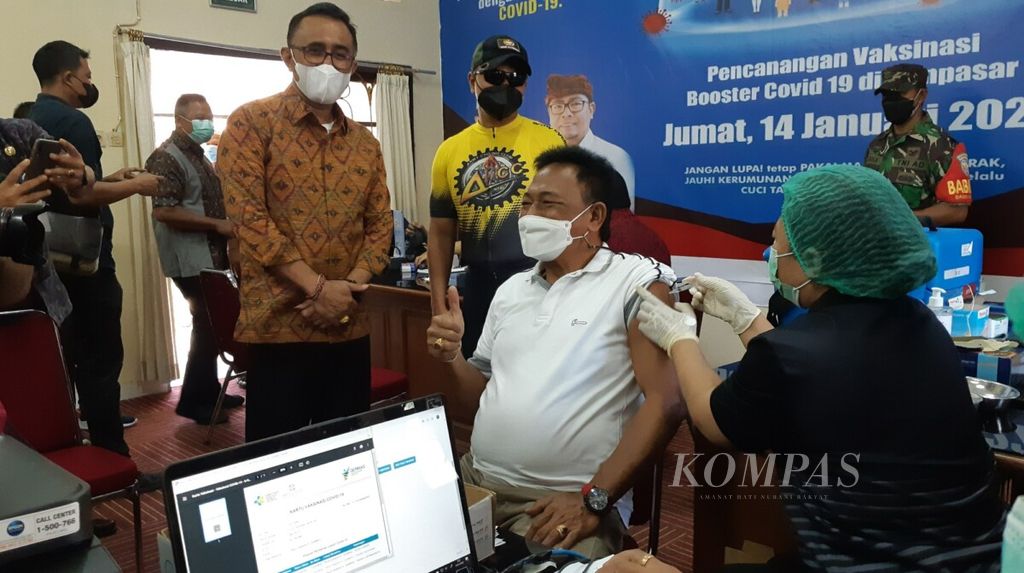 https://assetd.kompas.id/xCCaBt69w9xA9-K124pNfCNs1ys=/1024x573/filters:watermark(https://cdn-content.kompas.id/umum/kompas_main_logo.png,-16p,-13p,0)/https%3A%2F%2Fkompas.id%2Fwp-content%2Fuploads%2F2022%2F01%2F20220114cokk-pencanangan-vaksinasi-booster-di-denpasar_1642164709.jpg