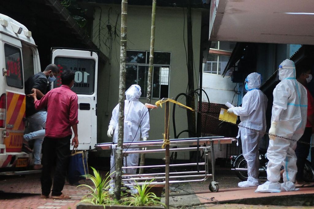 Petugas kesehatan mengarahkan orang yang kontak dengan pasien terinfeksi virus Nipah ke ruang isolasi di sebuah rumah sakit pemerintah di Kozikode, Negara Bagian Kerala, India, 14 September 2023.