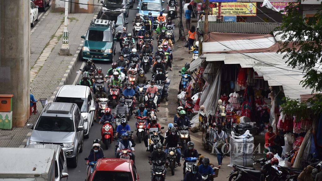 Kendaraan terjebak kemacetan di Jalan Ciledug Raya akibat meningkatnya aktivitas masyarakat di Pusat Grosir Pasar Cipulir, Jakarta, Sabtu (10/4/2021). Menjelang datangnya bulan Ramadhan, Pasar Cipulir mulai dipadati pembeli dari sejumlah daerah untuk berbelanja pakaian jadi yang akan dipakai sendiri atau dijual lagi. 