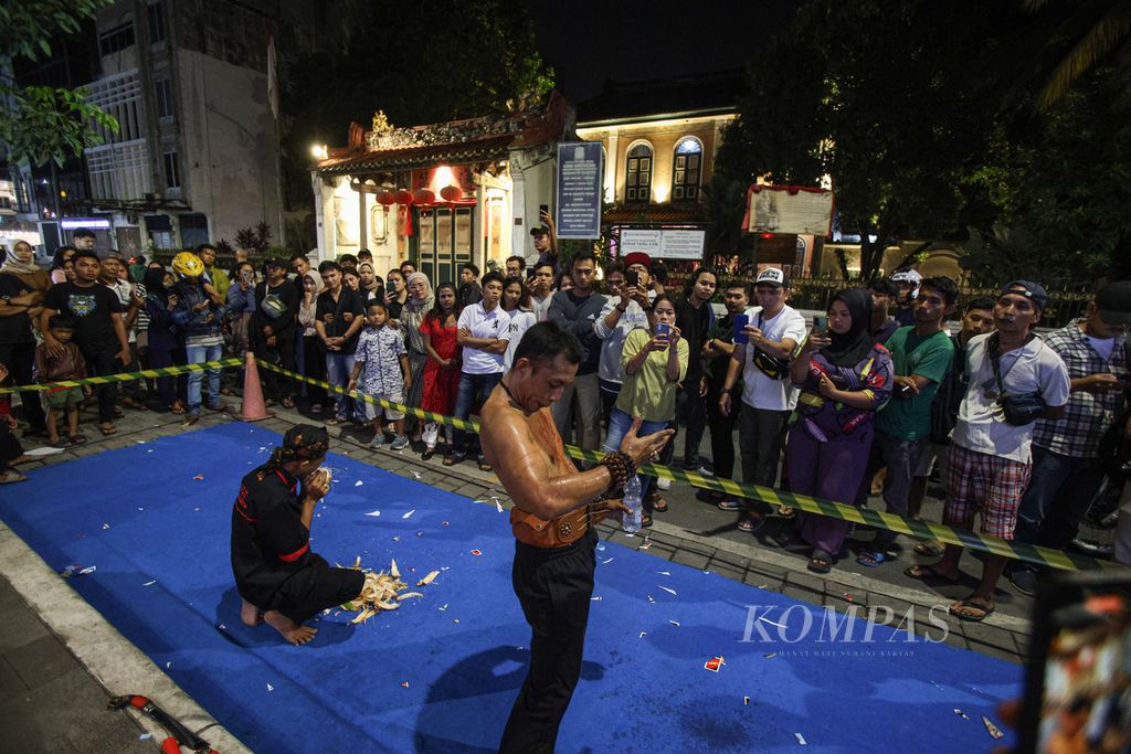 Penampilan debus di Jalan Ahmad Yani, Kesawan, Kota Medan, Sumatera Utara, Sabtu (7/9/2024). 