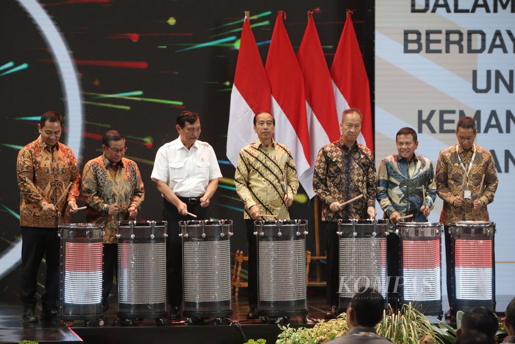Presiden Joko Widodo (tengah) bersama sejumlah menteri dan kepala daerah memukul perkusi menandai pembukaan Business Matching Produk Dalam Negeri di Istora Senayan, Jakarta, Rabu (15/3/2023). Pada sambutannya Presiden mengingatkan kembali akan pentingnya untuk membeli produk-produk dalam negeri. Apalagi bagi kementerian dan lembaga serta pemerintah daerah yang belanjanya dari APBN maupun APBD untuk membelanjakan kebutuhannya dari produk-produk dalam negeri. 