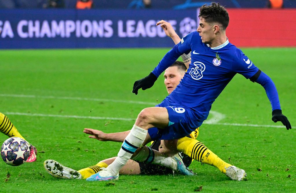 Gelandang Chelsea, Kai Havertz (kanan), melepaskan tembakan setelah melewati bek Borussia Dortmund, Niklas Suele, pada laga pertama babak 16 besar Liga Champions di Stadion Signal Iduna Park, Dortmund, Jerman, Kamis (16/2/2023) dini hari WIB. Bermain di kandang, Dortmund menekuk Chelsea dengan skor 1-0.
