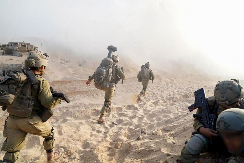 Tentara Israel dalam operasi militer di Gaza utara, Selasa (7/11/2023).