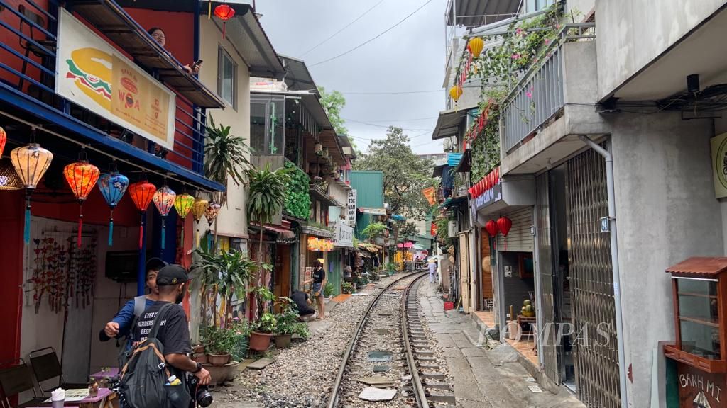 Suasana di Hanoi Street Train yang berada di kawasan Old Quarter, Hanoi, Senin (23/5/2022) siang. Di kanan dan kiri rel kereta terdapat belasan warung kopi. Pengunjung biasa menikmati pemandangan kereta melewati rel pada jam-jam tertentu.