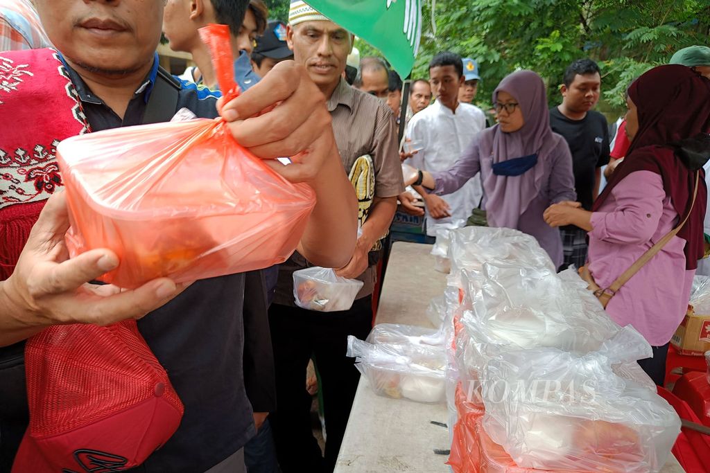 Makanan dibagikan kepada warga seusai shalat Jumat di depan Masjid Baitul Hikmah, Serpong, Tangerang Selatan, Jumat (25/11/2022). Makanan ini disediakan setiap hari Jumat secara gratis untuk siapa saja yang membutuhkan. Makanan ini dihimpun dari masyarakat yang mau saling berbagi. 