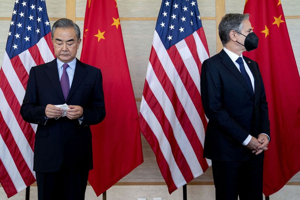 Menteri Luar Negeri Amerika Serikat Antony Blinken (kanan) dan Menteri Luar Negeri China Wang Yi menggelar pertemuan bilateral di Nusa Dua, Kabupaten Badung, Bali, Sabtu (9/7/2022). 