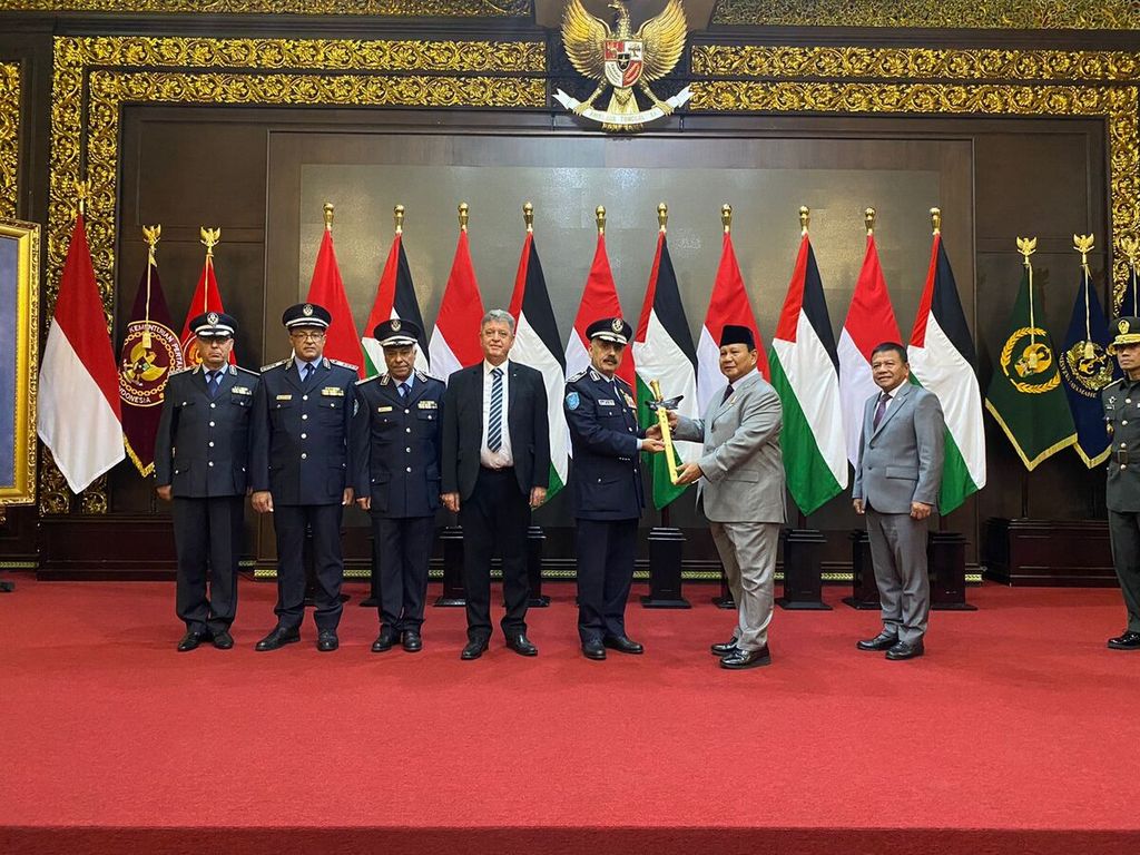 Defense Minister Prabowo Subianto and Palestinian Police Chief Major General Yousef Al-Hilo exchanged mementos at the Ministry of Defense office in Jakarta on Tuesday (September 26, 2023).