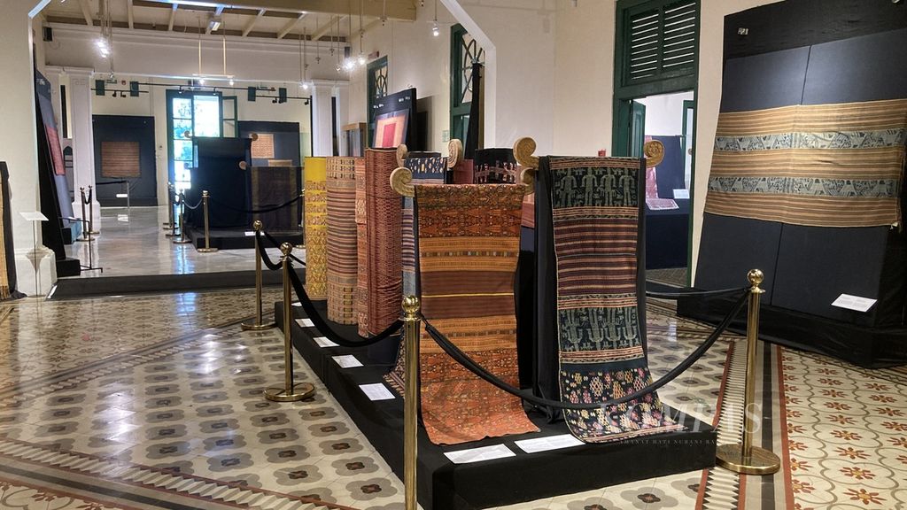 Suasana pameran ”Nuansa Kemilau Wastra Tenun Indonesia: Sumatera, Sulawesi, dan Timor” pada Sabtu (30/7/2022). Pameran berlangsung di Museum Tekstil, Jakarta, pada 20 Juli 2022 hingga 31 Juli 2022. Ada 138 kain tenun dari Sulawesi, Sumatera, dan Timor yang diproduksi di abad ke-19 dan awal abad ke-20. Beberapa di antaranya adalah wastra langka yang tidak lagi diproduksi.