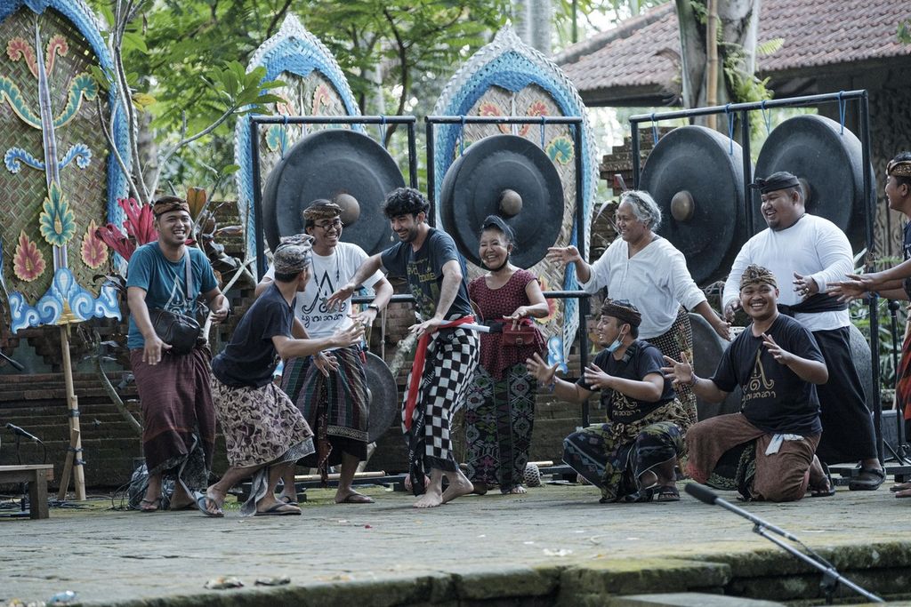 Para seniman sedang berlatih untuk pertunjukan seni bertajuk <i>Taksu Ubud</i>. Pertunjukan itu hasil kerja sama Titimangsa Foundation dengan Direktorat Jenderal Kementerian Pendidikan, Kebudayaan, Riset, dan Teknologi. Pertunjukan ini disiarkan secara daring di di kanal Youtube Budaya Saya mulai Selasa (6/7/2021) hingga 12 Juli 2021. Pertunjukan yang diproduseri Happy Salma ini melibatkan sejumlah aktor dan seniman, seperti Reza Rahadian, Christine Hakim, Cok Sri, dan Agung Oka Dalem.