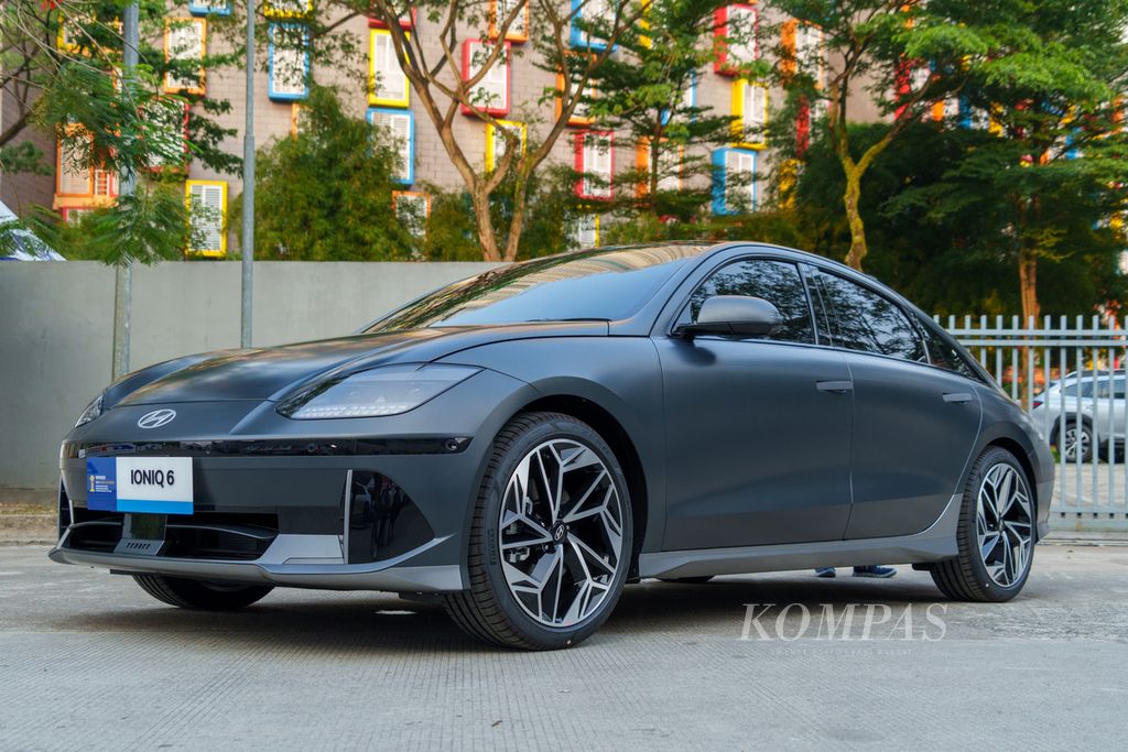 Hyundai Ioniq 6 diluncurkan dalam pameran Gaikindo Indonesia International Auto Show (GIIAS) 2023 di ICE BSD, Kabupaten Tangerang, Banten, Senin (14/8/2023). 