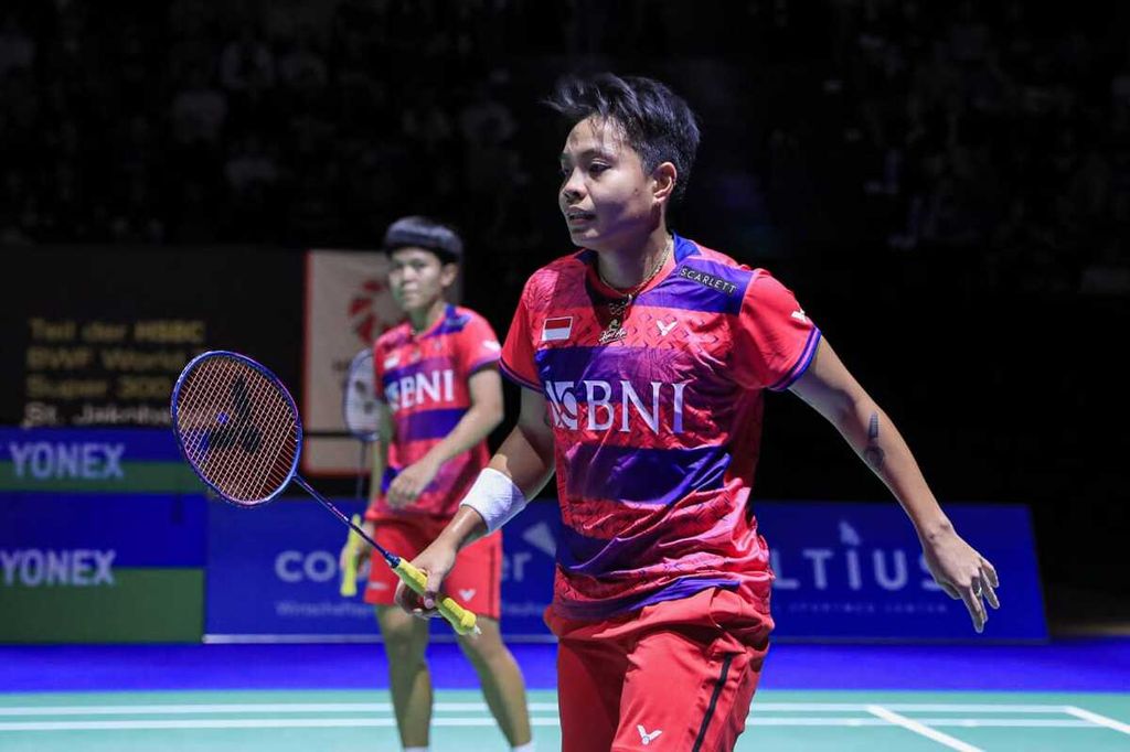 Ganda putri Apriyani Rahayu/Siti Fadia Silva Ramadhanti dalam pertandingan semifinal Swiss Terbuka melawan Yuki Fukushima/Sayaka Hirota (Jepang), di Basel, Swiss, Sabtu (25/3/2023). Apriyani/Fadia tak bisa menyelesaikan pertandingan karena cedera pada bahu kanan Apriyani.