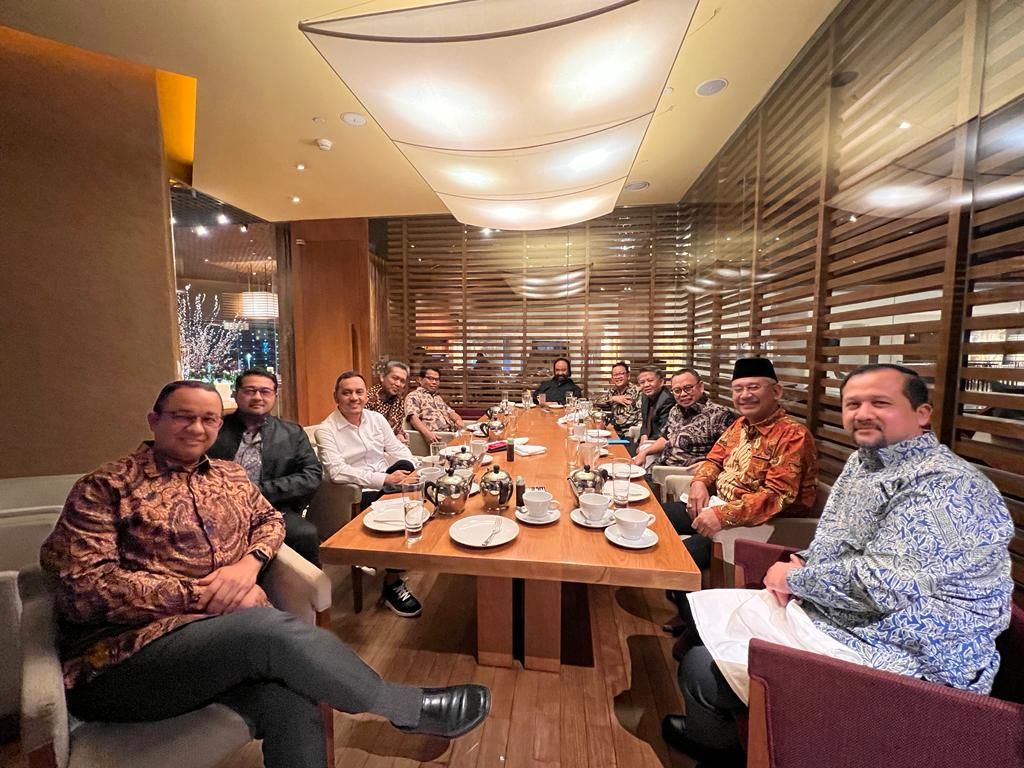 Anggota lengkap Tim Delapan, Ketua Umum Partai Nasdem Surya Paloh, dan bakal calon presiden dari Koalisi Perubahan untuk Persatuan foto bersama saat pertemuan di Grand Hyatt, Jakarta, Kamis (24/8/2023).