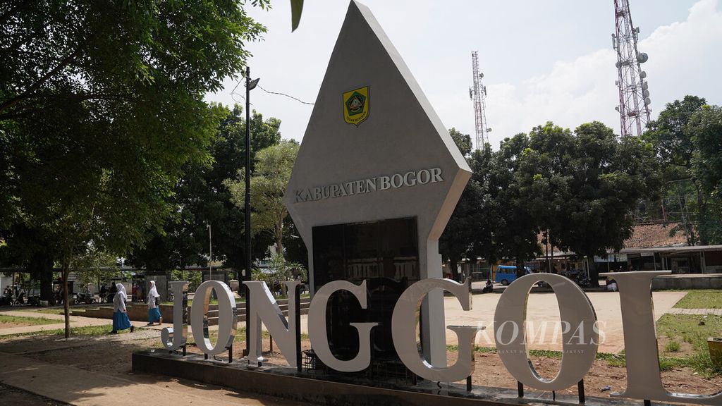Pelajar melintasi alun-alun.